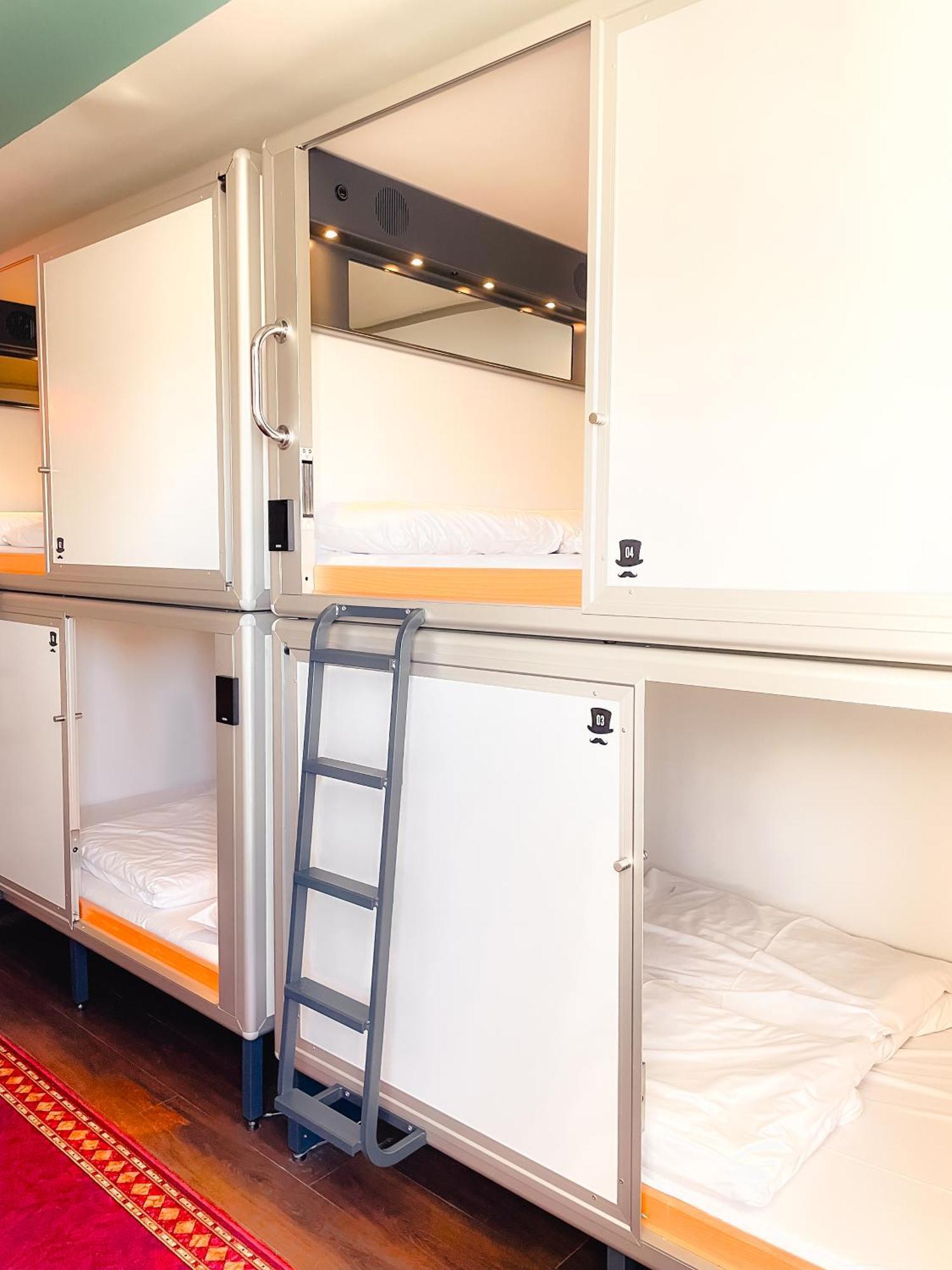 Cama doble en cápsula privada (2 personas) - Planta inferior