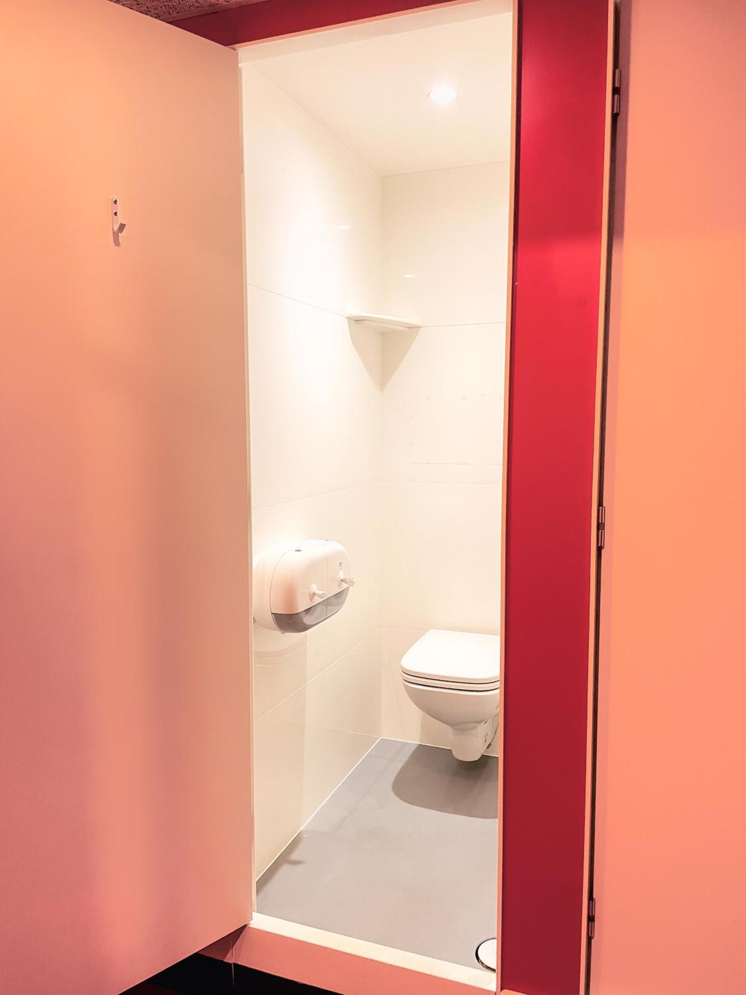 Cama en habitación femenina compartida de 4 camas